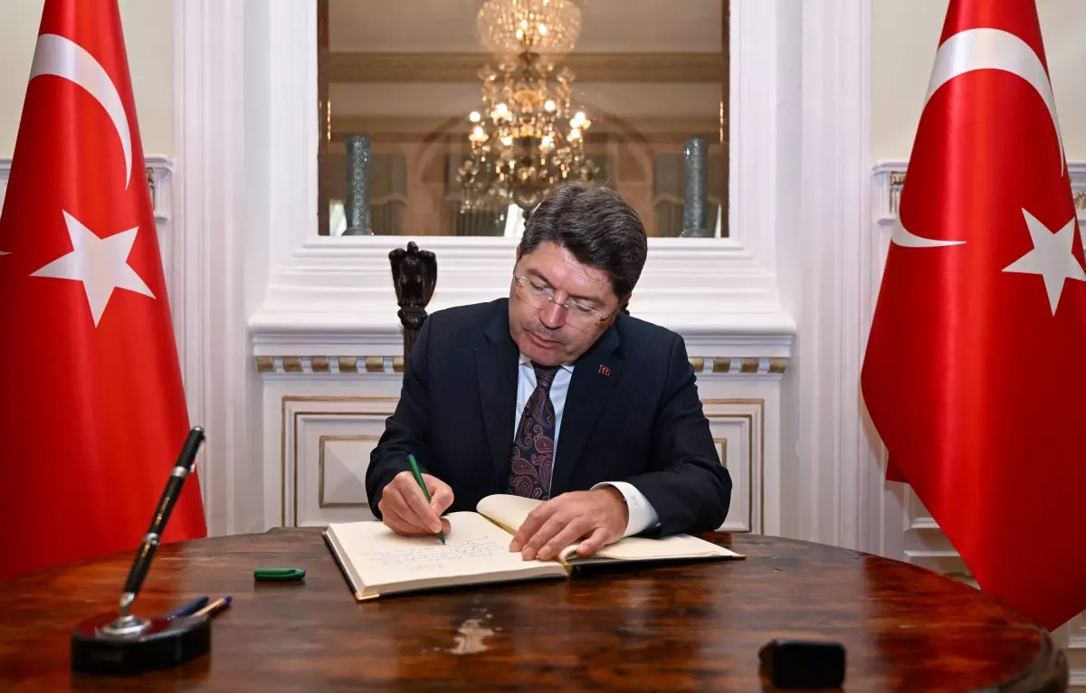 Minister za pravosodje Tunç obiskal turško pokopališče v Bukarešti in druge ustanove