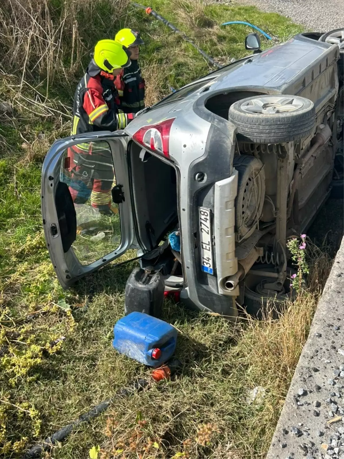 Burhaniye'de Otomobil Dere Yatağına Devrildi