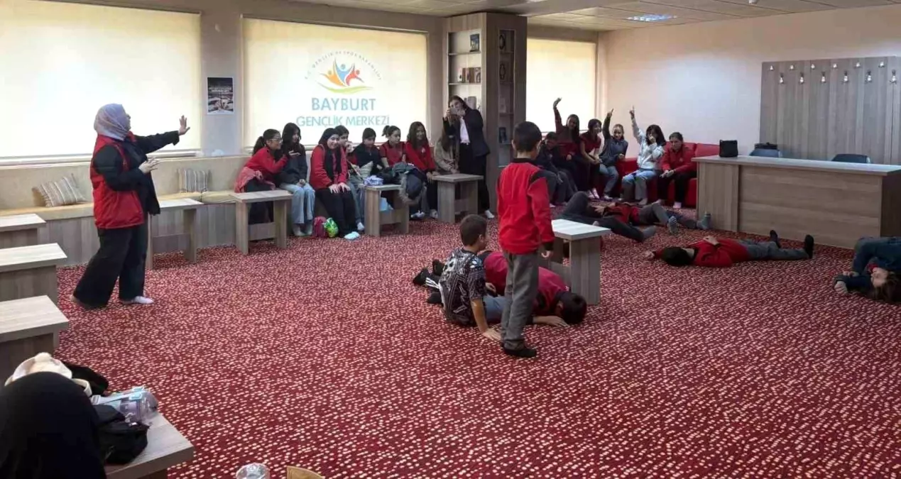 Bayburt Gençlik Merkezi, Öğrencilere 'Okullar Merkezimde' Projesiyle Eğlenceli Günler Sunuyor
