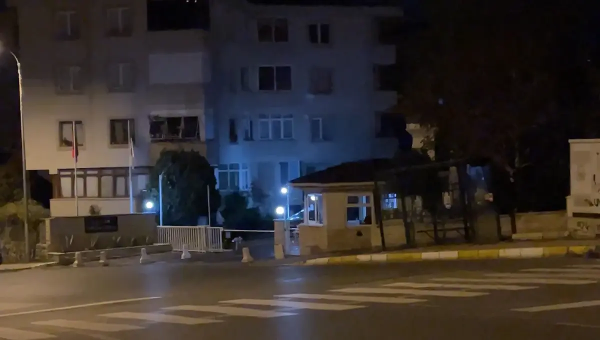 Barışma bahanesiyle gelip sevgilisini boğazından bıçakladı