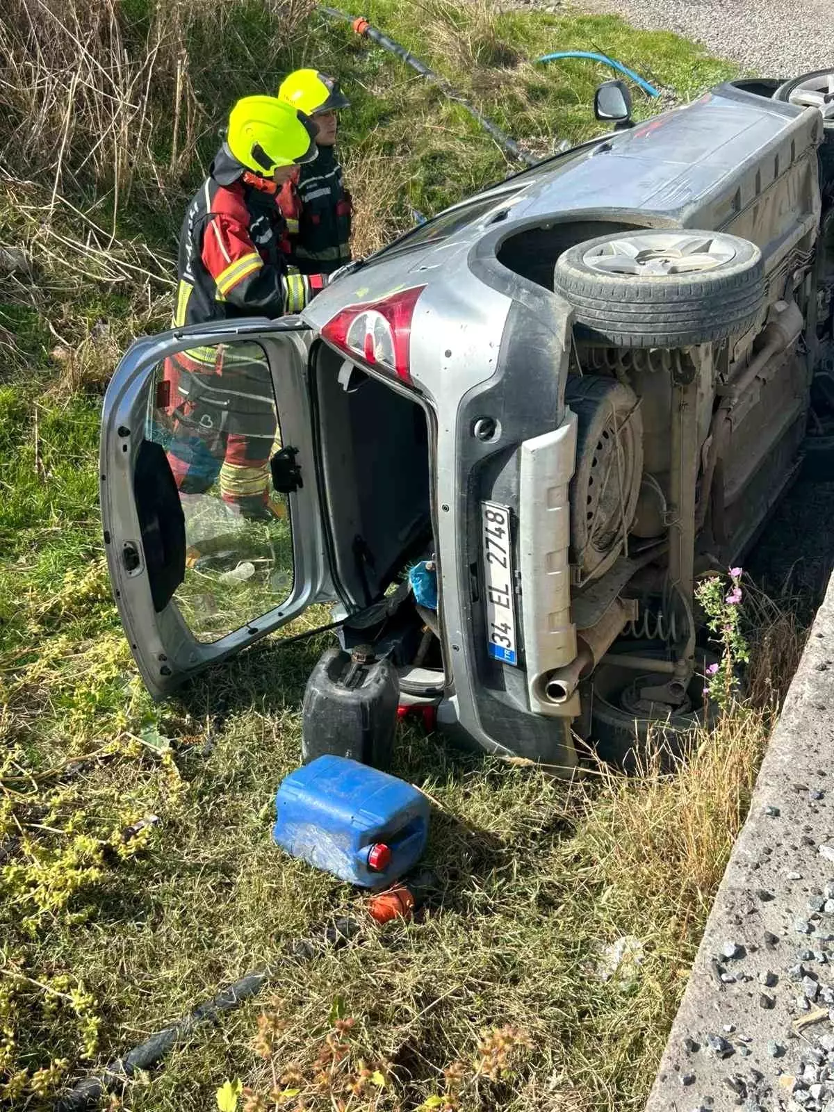 Balıkesir'de Otomobil Köprüden Dere Yatağına Devrildi