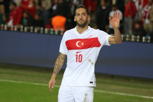A surprise message on Burak Yılmaz's phone during the live broadcast! See who it's from