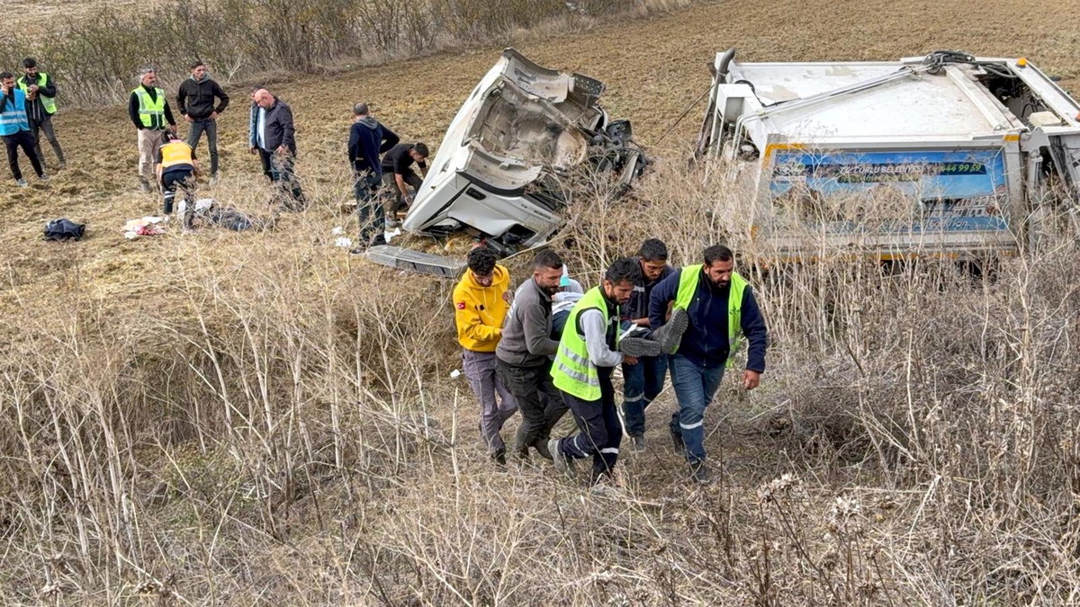 Çorlu'da Çöp Toplama Kamyonu Tarlaya Devrildi: 3 Yaralı