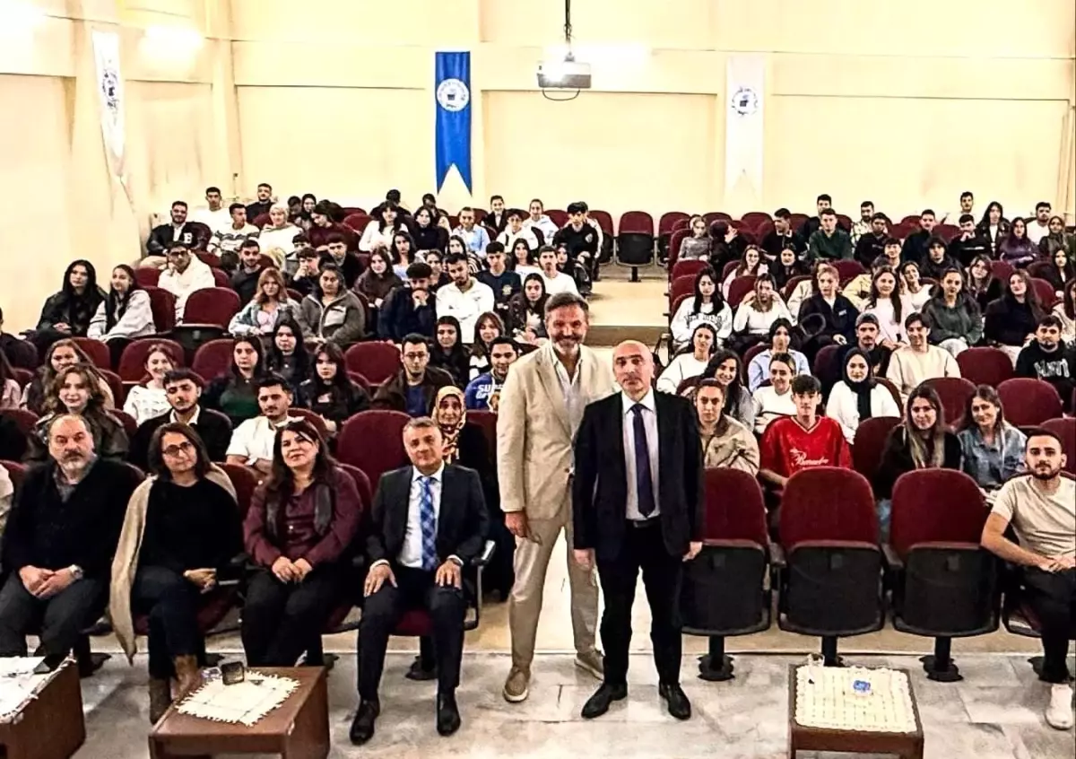 Süleyman Kocasert Üniversite Öğrencilerine Dış Ticaret Konferansı Verdi