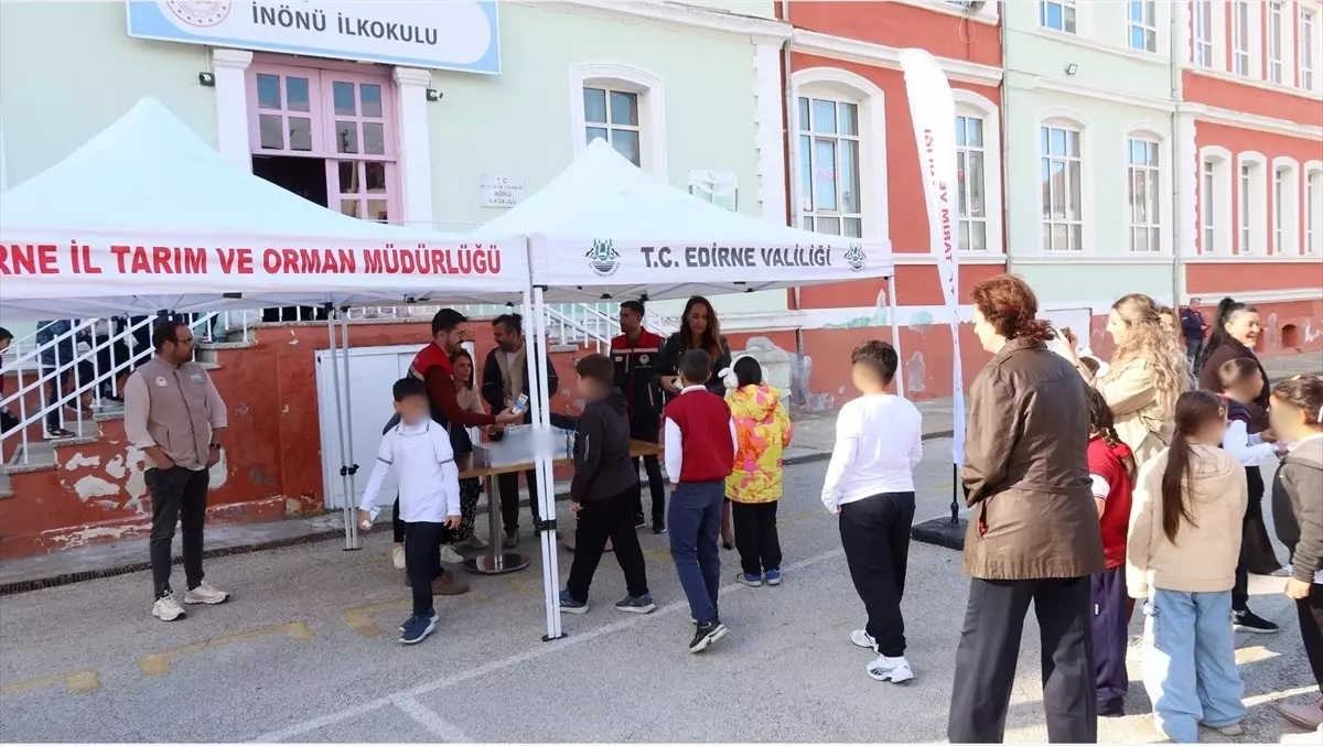 Dünya Gıda Günü Etkinliklerinde Öğrencilere Süt İkramı