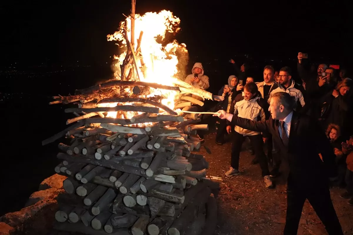 Erzincan'da Uluslararası Sempozyumda 'Birlik ve Kardeşlik Ateşi' Yakıldı