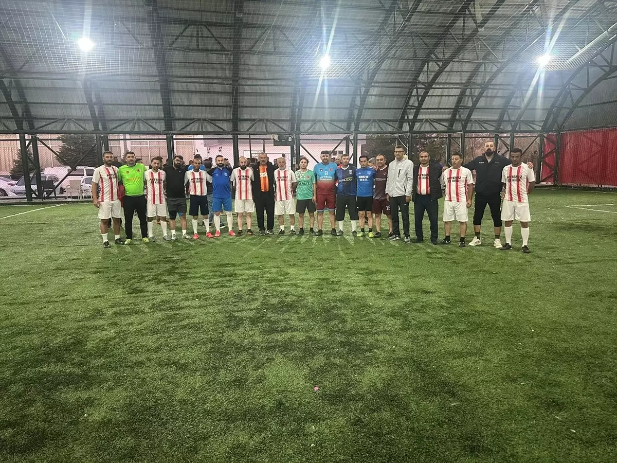Eskil Belediyesinin Veteranlar Halı Saha Futbol Turnuvası Sona Erdi
