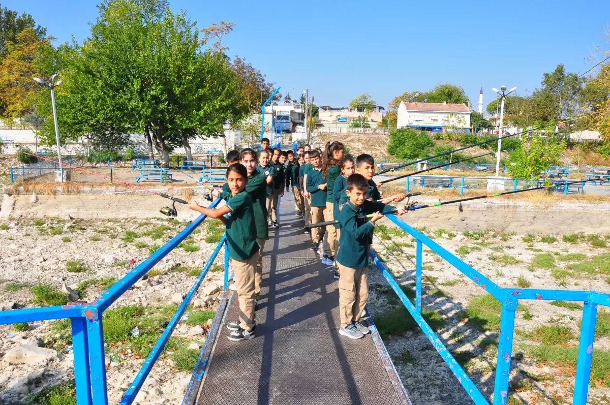 Gediz Nehri'nde Kuraklık Farkındalığı İçin Öğrenciler Etkinlik Düzenledi