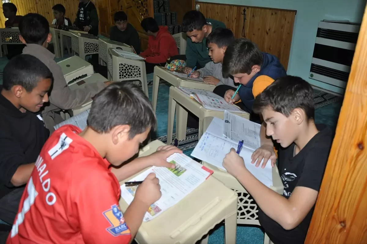 Gemerek'teki Camide Çocuklar için Eğitici Etkinlikler Düzenleniyor