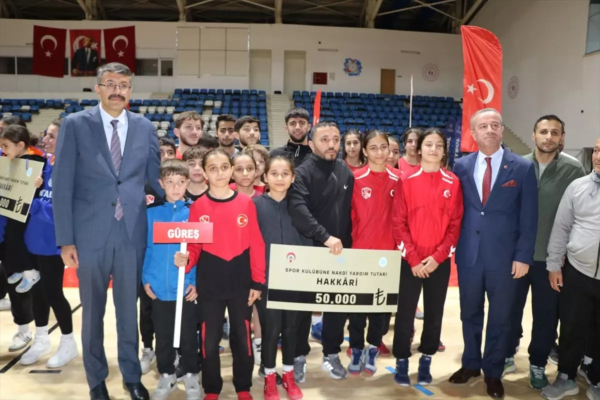 Hakkari'de Amatör Spor Kulüplerine Nakdi Destek Programı Düzenlendi