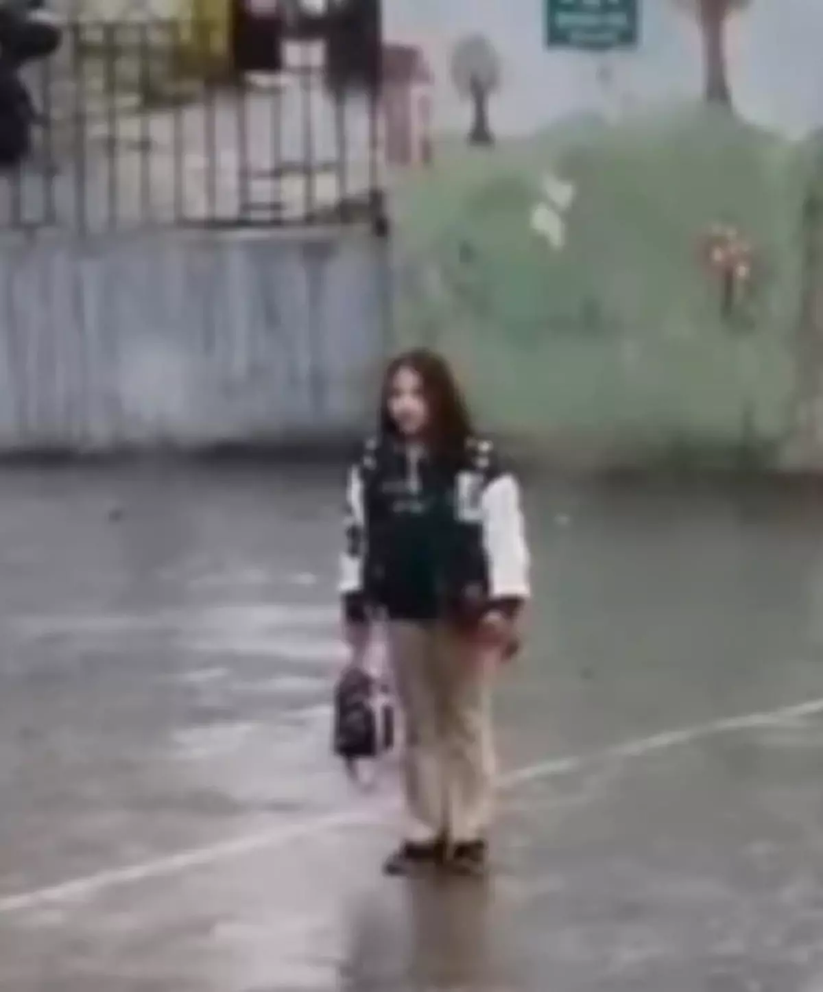 Zeynep Ece Doğan, Yağmur Altında İstiklal Marşı Okudu, Vali Tarafından Ödüllendirildi