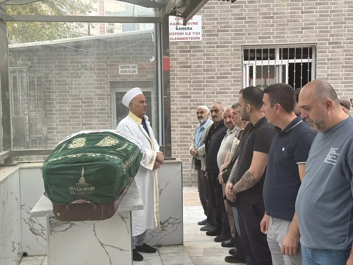 İzmir'de Kocası Tarafından Tabancayla Öldürülen Kadın Toprağa Verildi