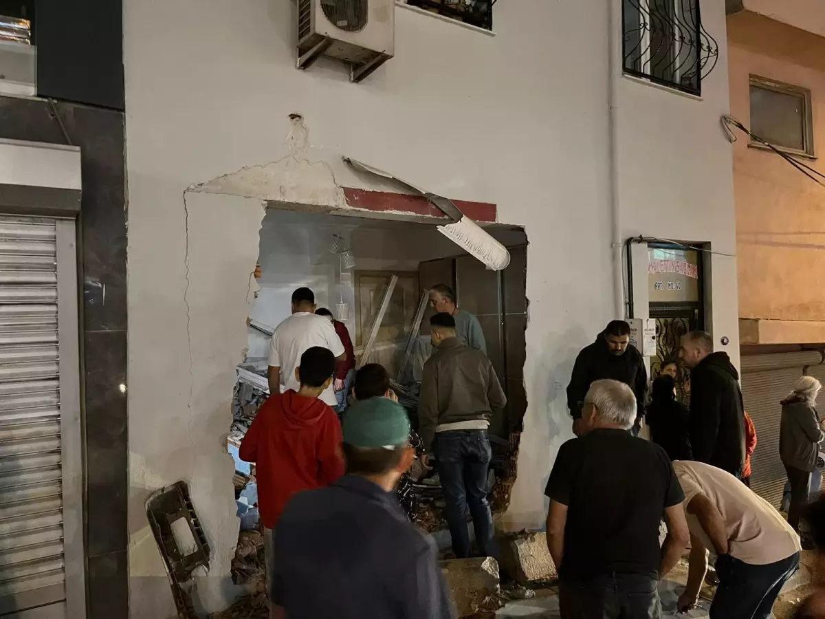 İzmir'de Kamyon Apartmana Girdi, Kaza Anı Güvenlik Kamerasında