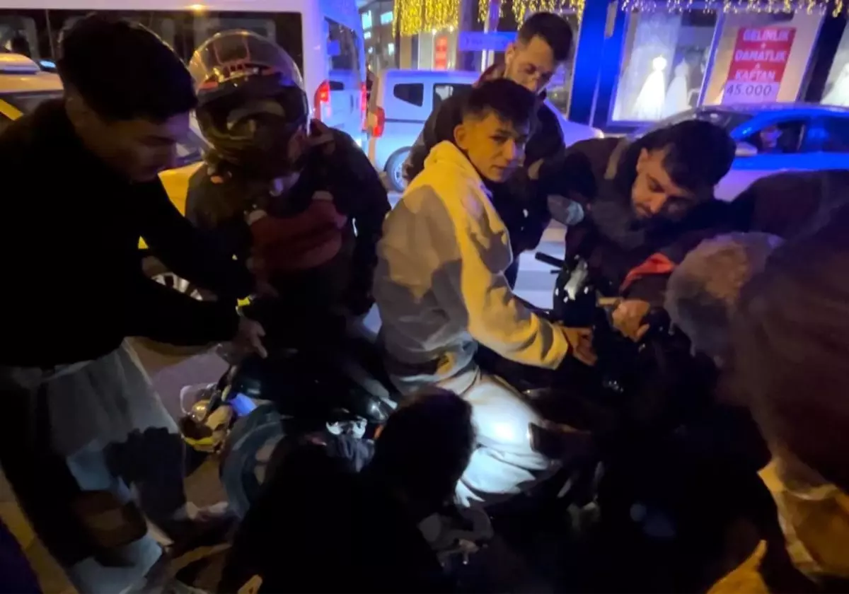 Tekirdağ'da Trafik Kazası: Motosiklet Sürücüsü Ayağı Sıkıştı, Ambulansla Kurtarıldı