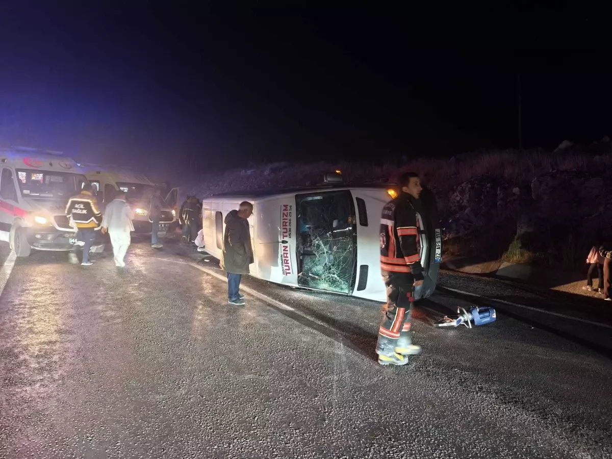 Malatya'da Minibüs ile Hafif Ticari Araç Çarpıştı: 14 Yaralı