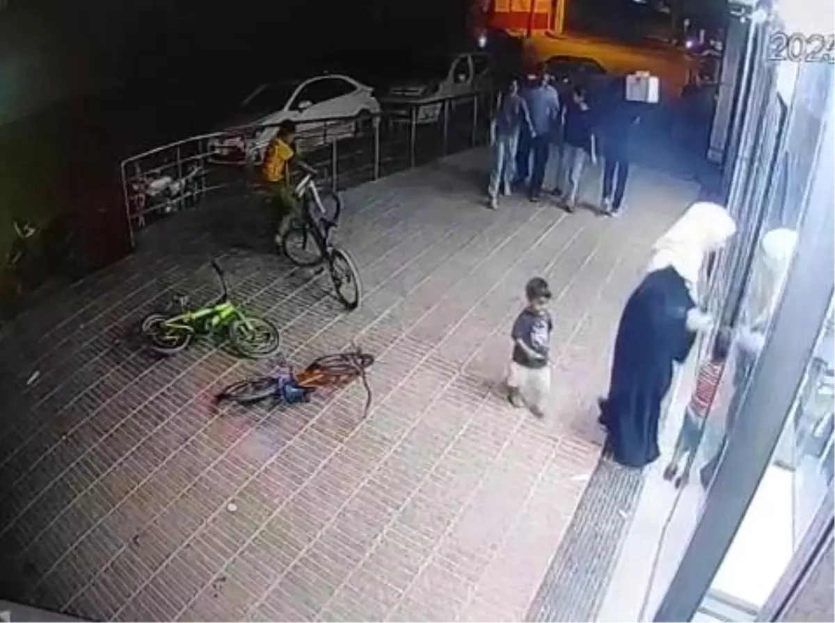 Adana'da Çocuğun Bisikleti Market Önünde Çalındı