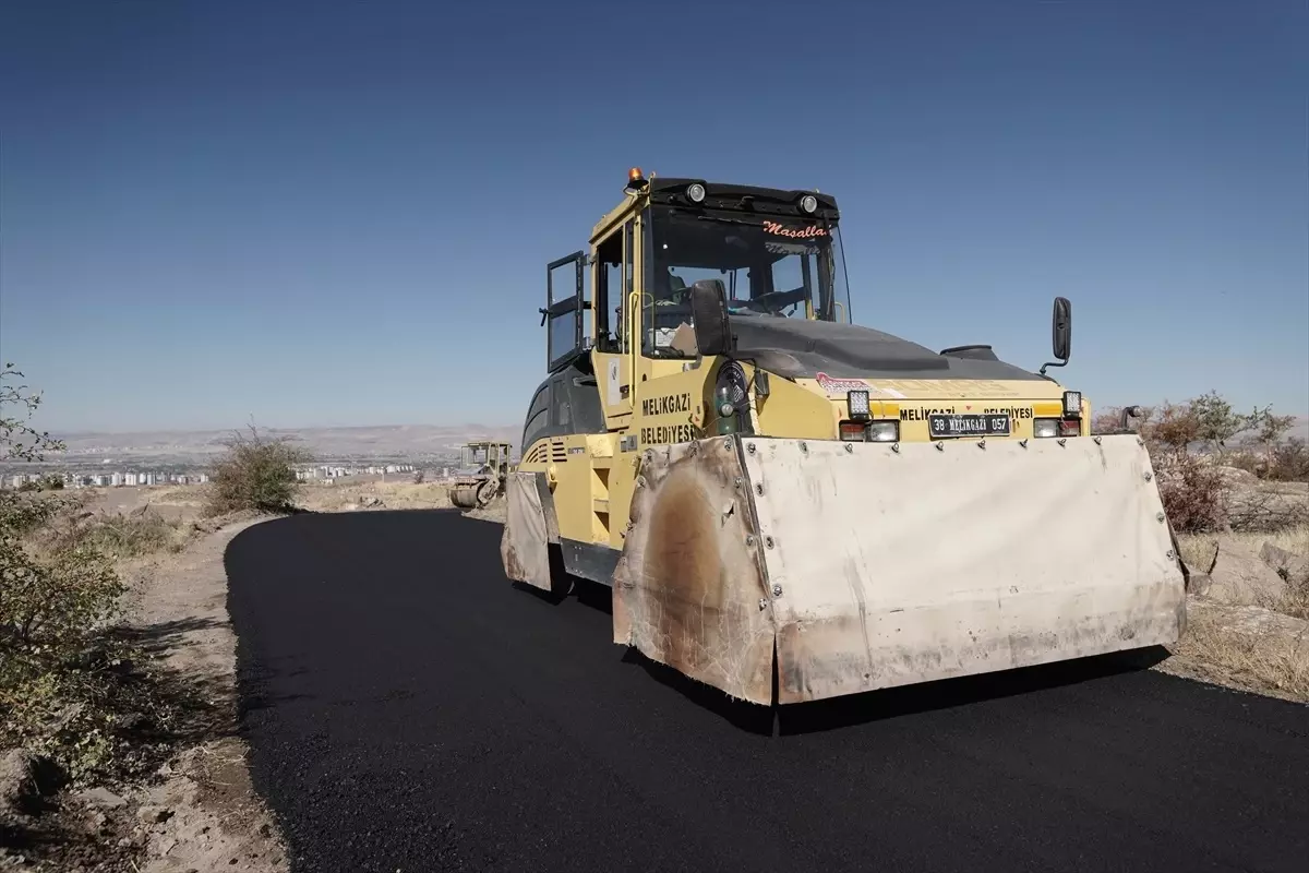 Melikgazi'de 3 bin 850 metre yeni yol yapım çalışması