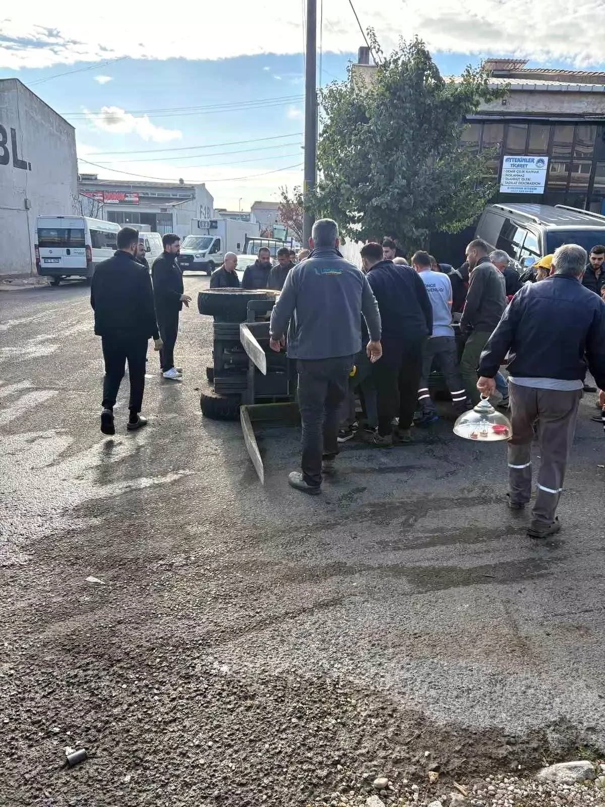 Lüleburgaz'da Midibüs ile İş Makinesi Çarpıştı: Bir Yaralı