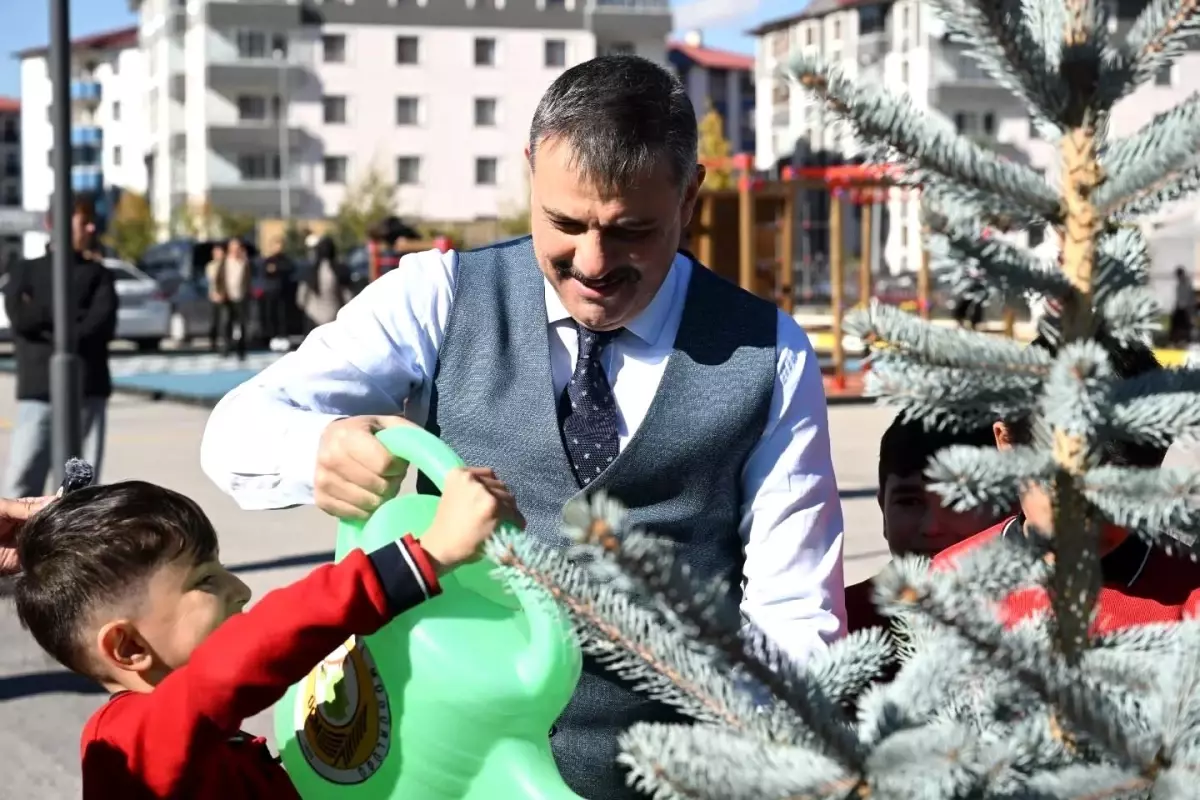 Vali Çiftçi, Öğrencilerle Fidan Dikim Etkinliği Düzenledi