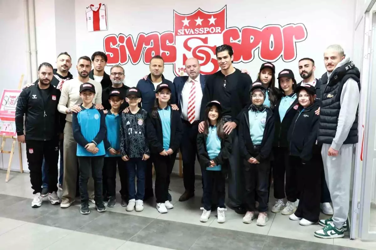 Sivassporlu Futbolcular, Ortaokul Öğrencilerinin Sergisini Açtı