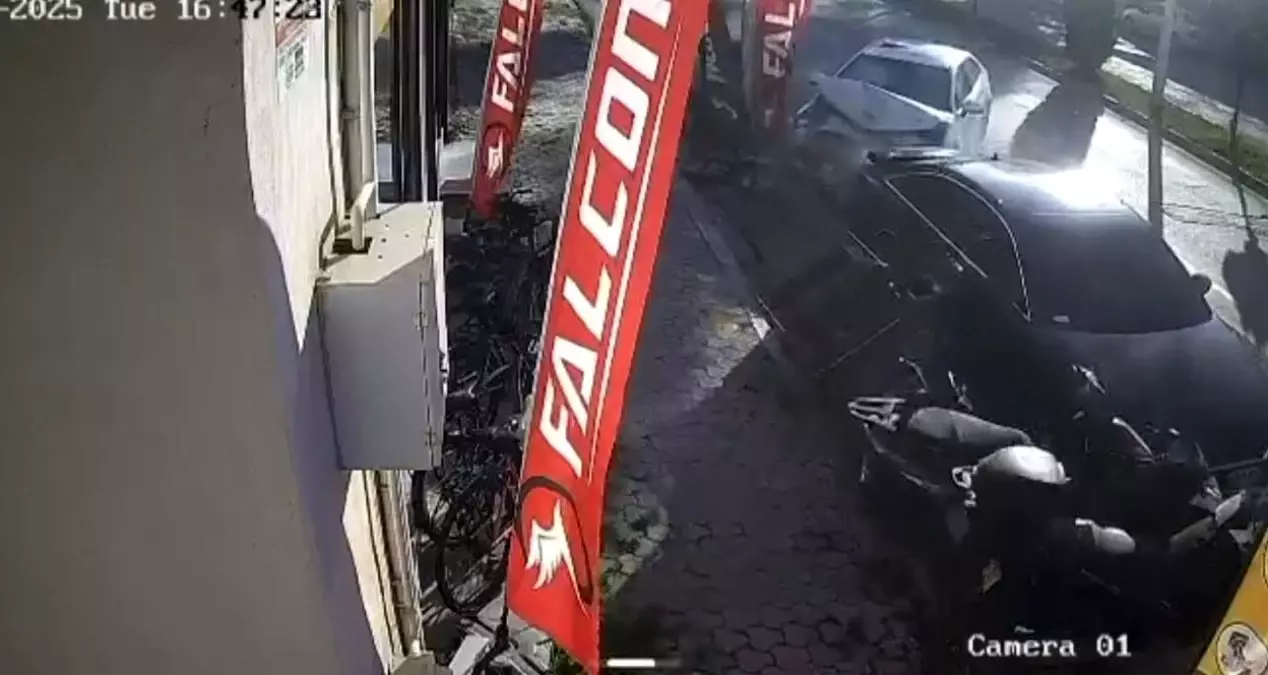 Osmaniye'de Kontrolden Çıkan Otomobil Park Halindeki Araçlara Çarptı