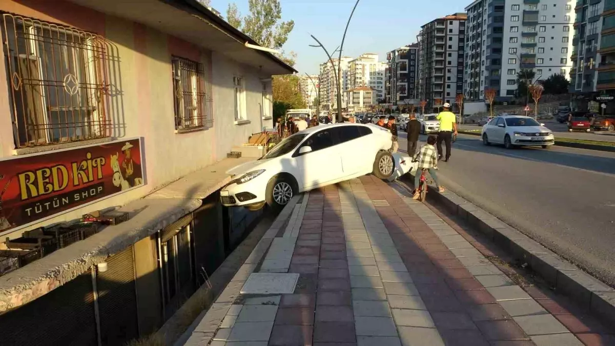 Malatya'da Kontrolden Çıkan Araç Bir Ev Balkona Girdi