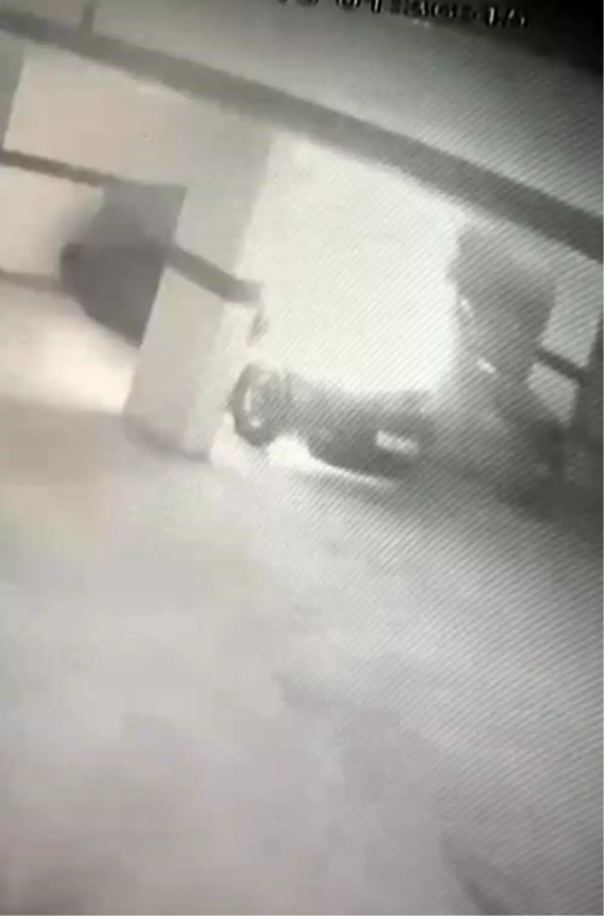 Beylikdüzü'nde Otoparkta Park Halindeki Araç Yangın Çıkardı