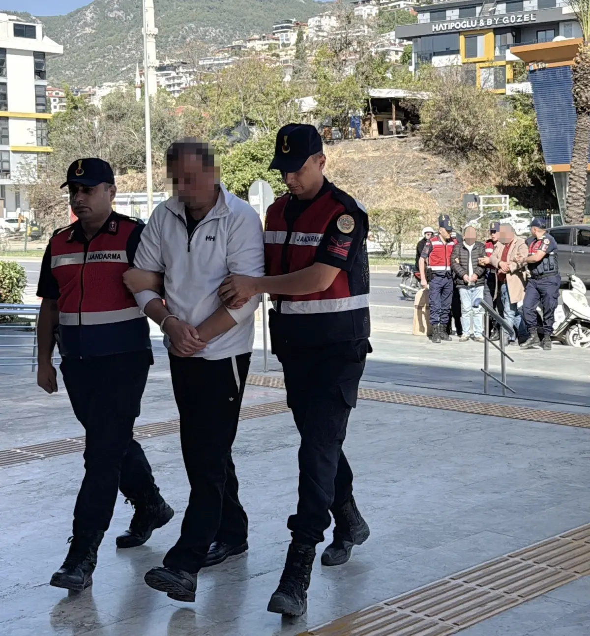 Alanya'da Sahte Kimlikle Emlak Dolandırıcılığı: 6 Gözaltı