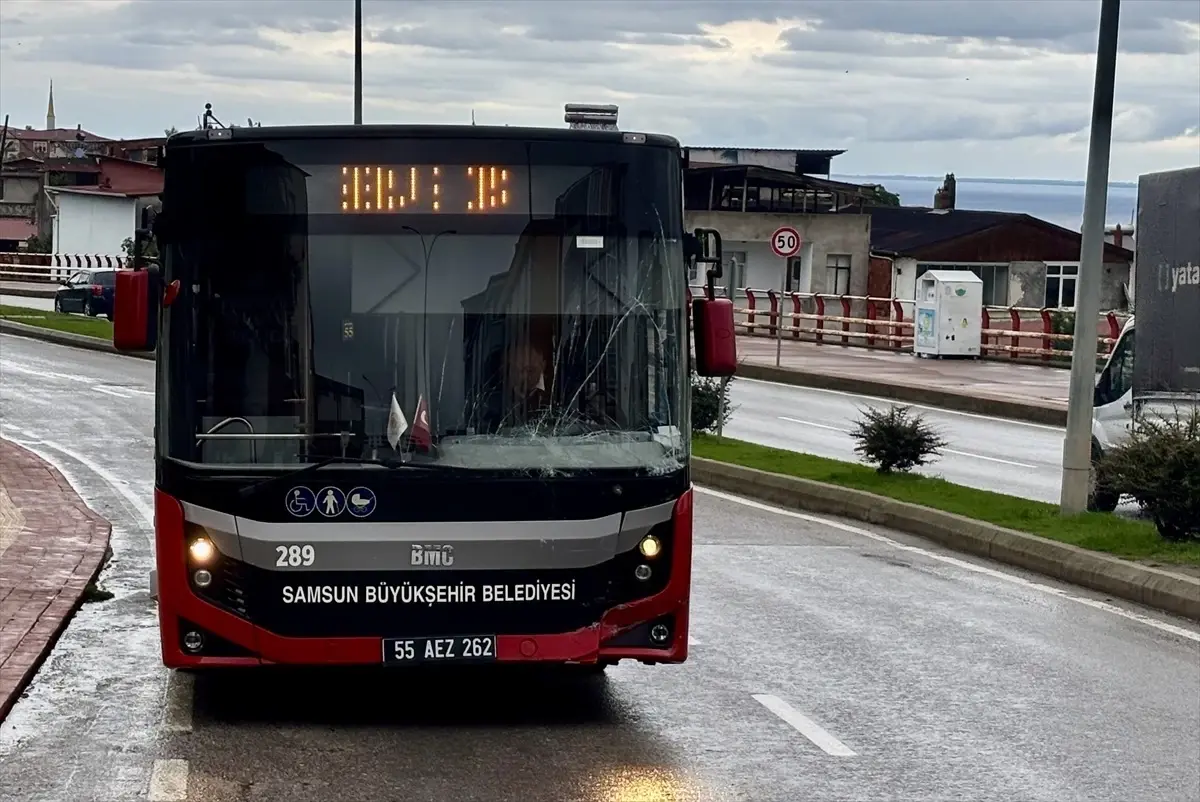 Samsun'da Halk Otobüsü ile Kamyonet Çarpıştığı Kazada 2 Yaralı