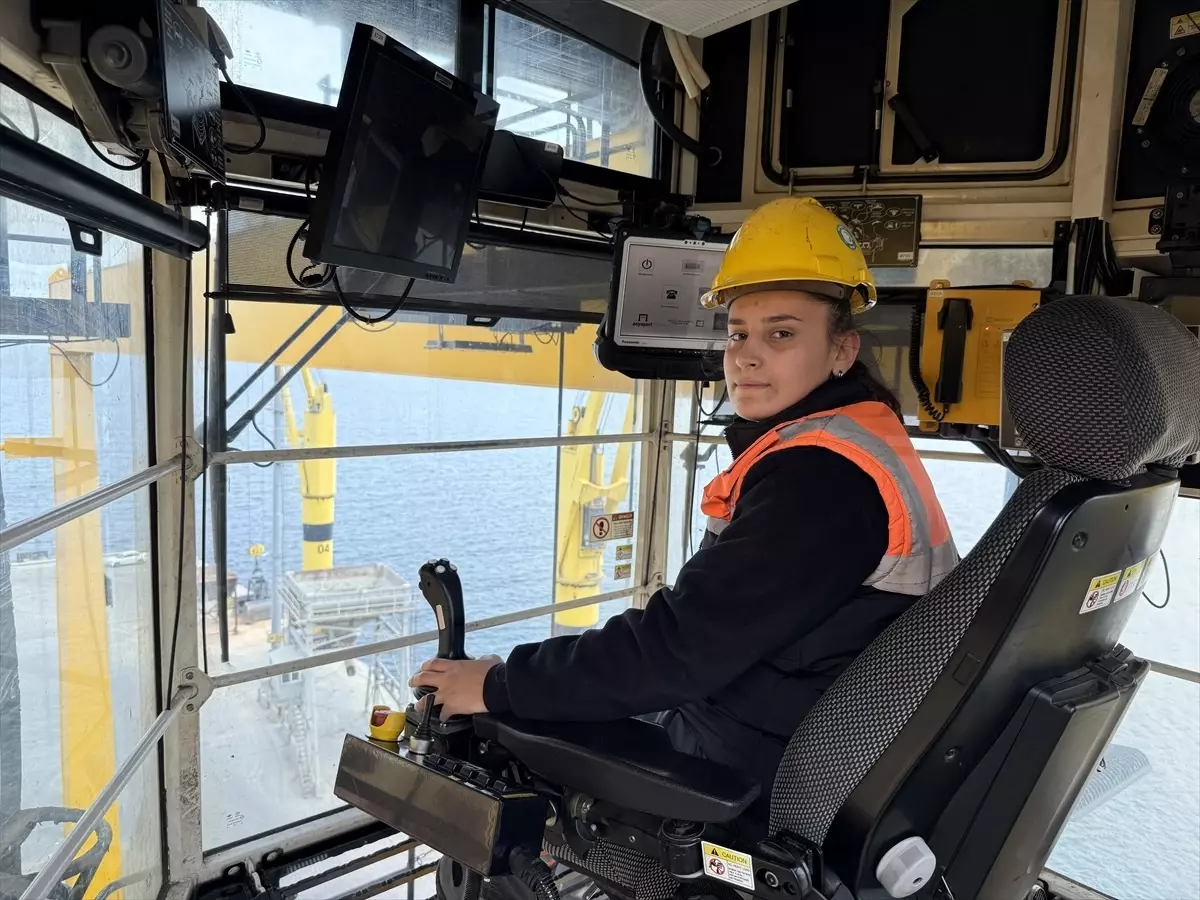 Genç Kadın Vinç Operatörü Şifa Çuhadar: 'Kadınlar Zorlu İşlerin Altından Kalkar'
