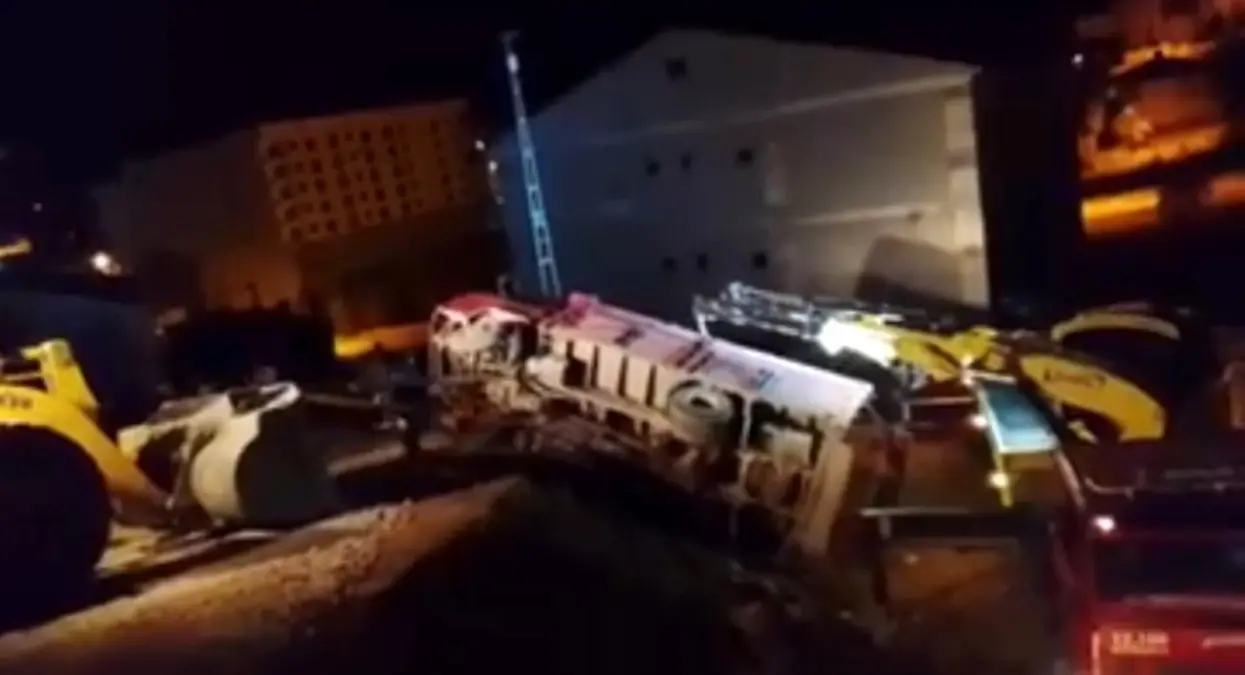 Hakkari'de Odun Yüklü Kamyonet Devrildi, Şoför Yaralanmadı