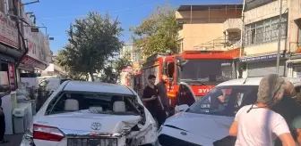 Adana'da Hafif Ticari Araç Park Halindeki Araçlara Çarptı: 1 Yaralı