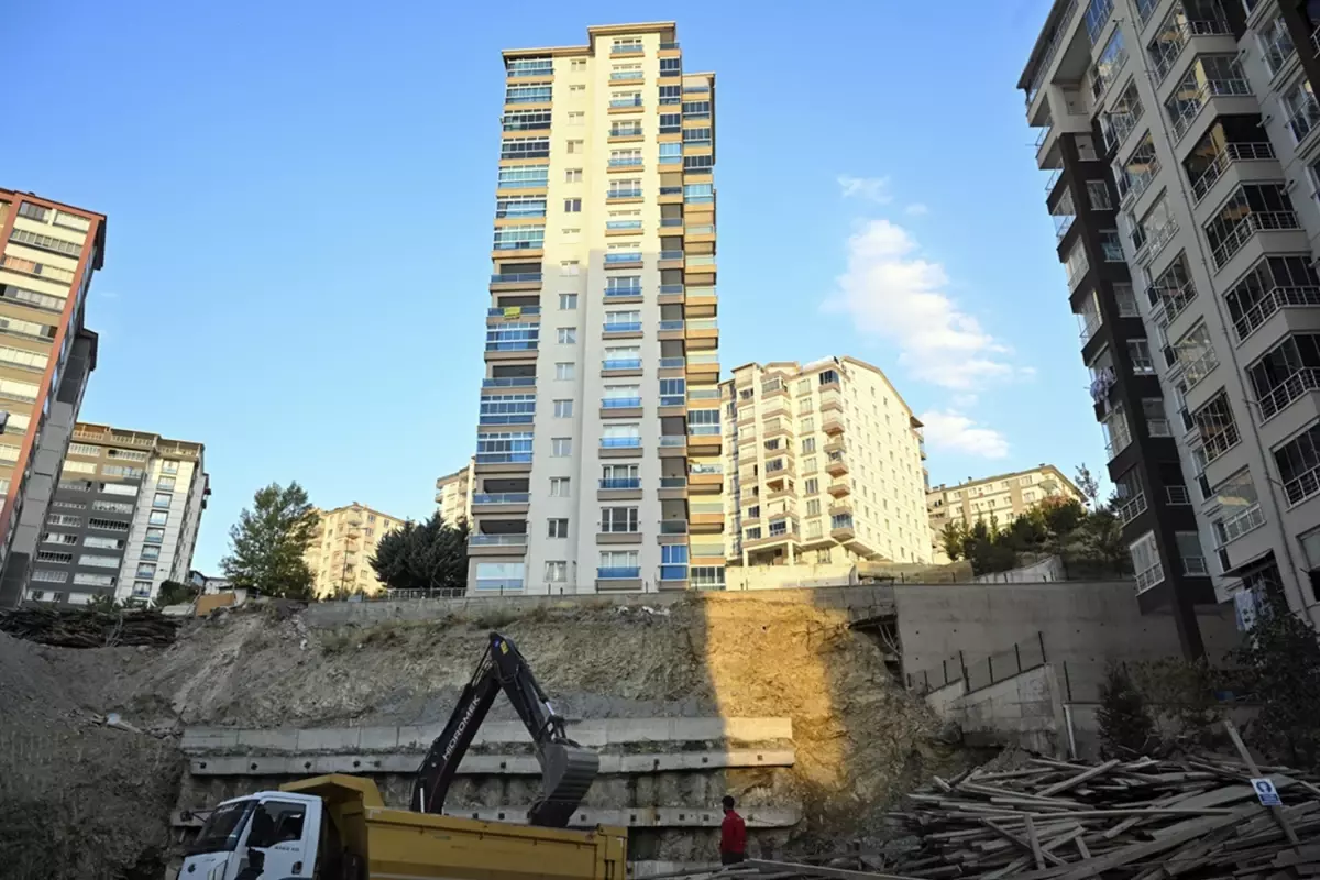 Ankara'da korkutan toprak kayması: 300 kişinin yaşadığı 17 katlı bina boşaltıldı