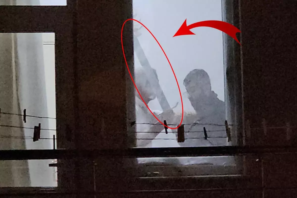 Evine çağırdığı arkadaşını kılıçla rehin aldı