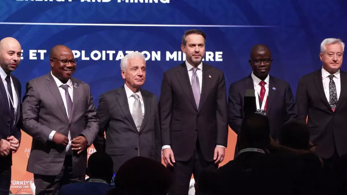 Bakan Bayraktar: 2028'de Türkiye'nin 17 milyon hanesine enerji sağlamayı hedefliyoruz