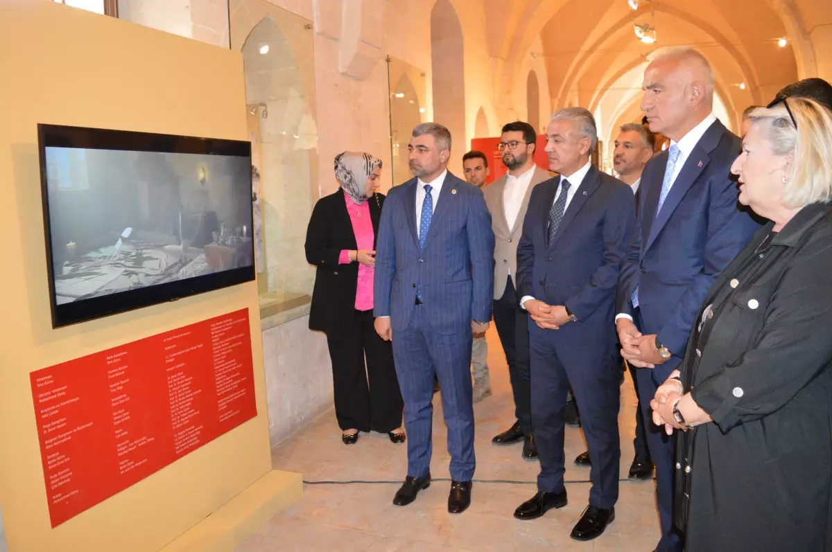 Kültür ve Turizm Bakanı Ersoy, Mardin'deki Sergileri Ziyaret Etti