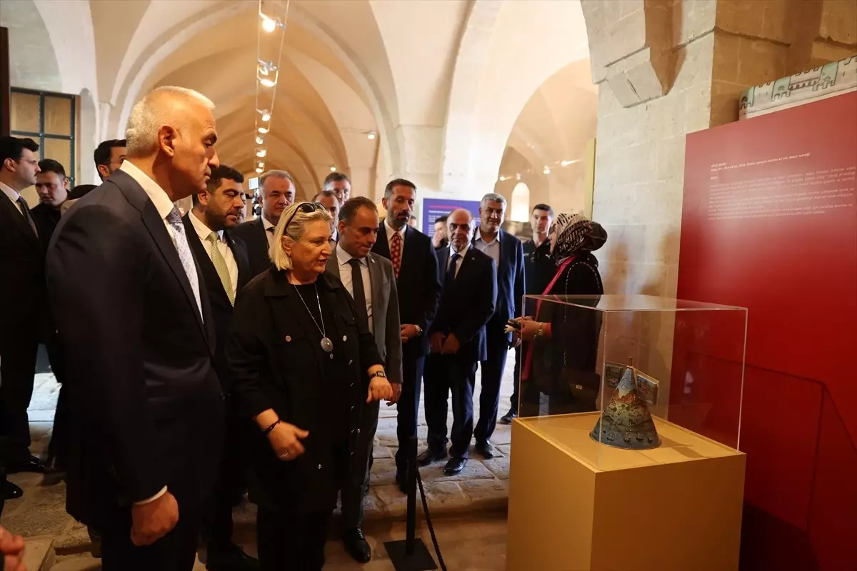 Bakan Ersoy, Mardin Kültür Yolu Festivali'nde Sanat Sergilerini Gezdi