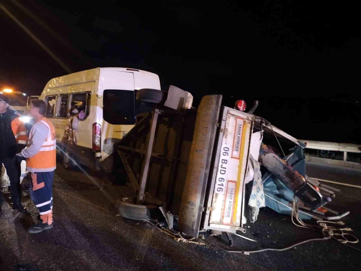 Beykoz'da Servis Minibüsü Devrildi: 3 Yaralı