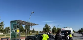 Konya'da Otomobil Otobüs Durağına Çarptı: Bir Yaralı