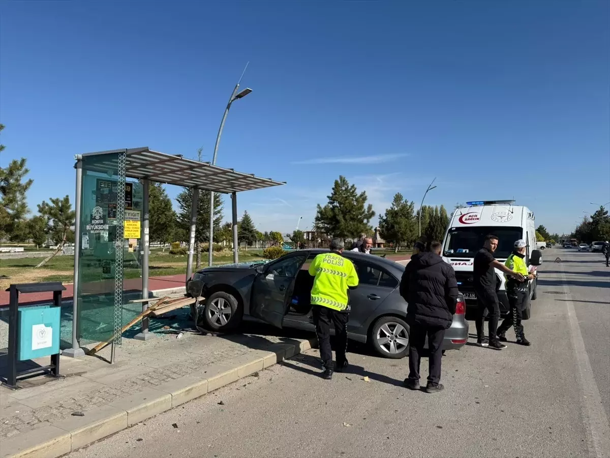 Konya'da Otomobil Otobüs Durağına Çarptı: Bir Yaralı
