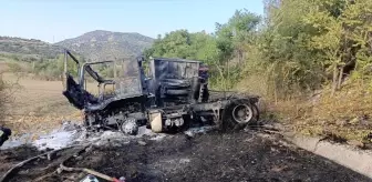 Bilecik'te Seyir Halindeyken Devrilen Tır Alev Alev Yandı