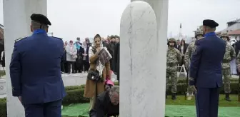 Boşnak lider Aliya İzetbegoviç, ölümünün 22. yılında Saraybosna'daki kabri başında anıldı