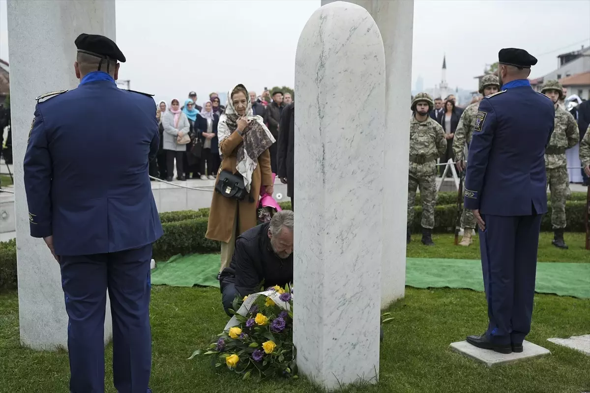 Boşnak lider Aliya İzetbegoviç, ölümünün 22. yılında Saraybosna'daki kabri başında anıldı
