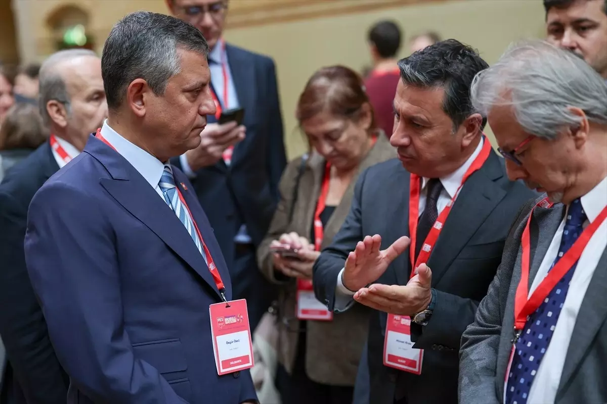 Özgür Özel, Amsterdam'da Avrupa Sosyalist Partisi Kongresi'nde