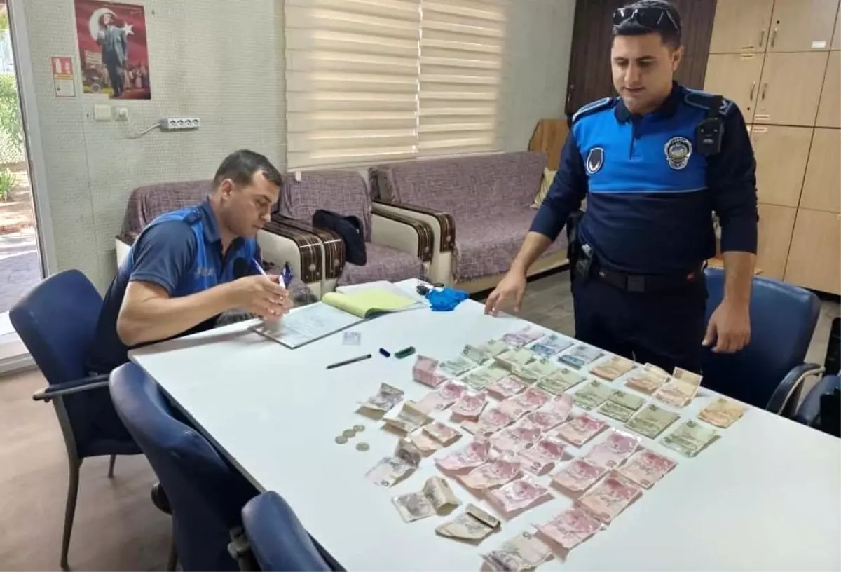 Mersin'de Dilencilik Yapan Kadın Zabıta Tarafından Yakalandı