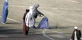 Hamile eşini ve bir adamı öldüren katil, stadyumda idam edildi