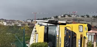 Sarıyer'de Tır Şarampole Devrildi, Sürücü Yaralandı