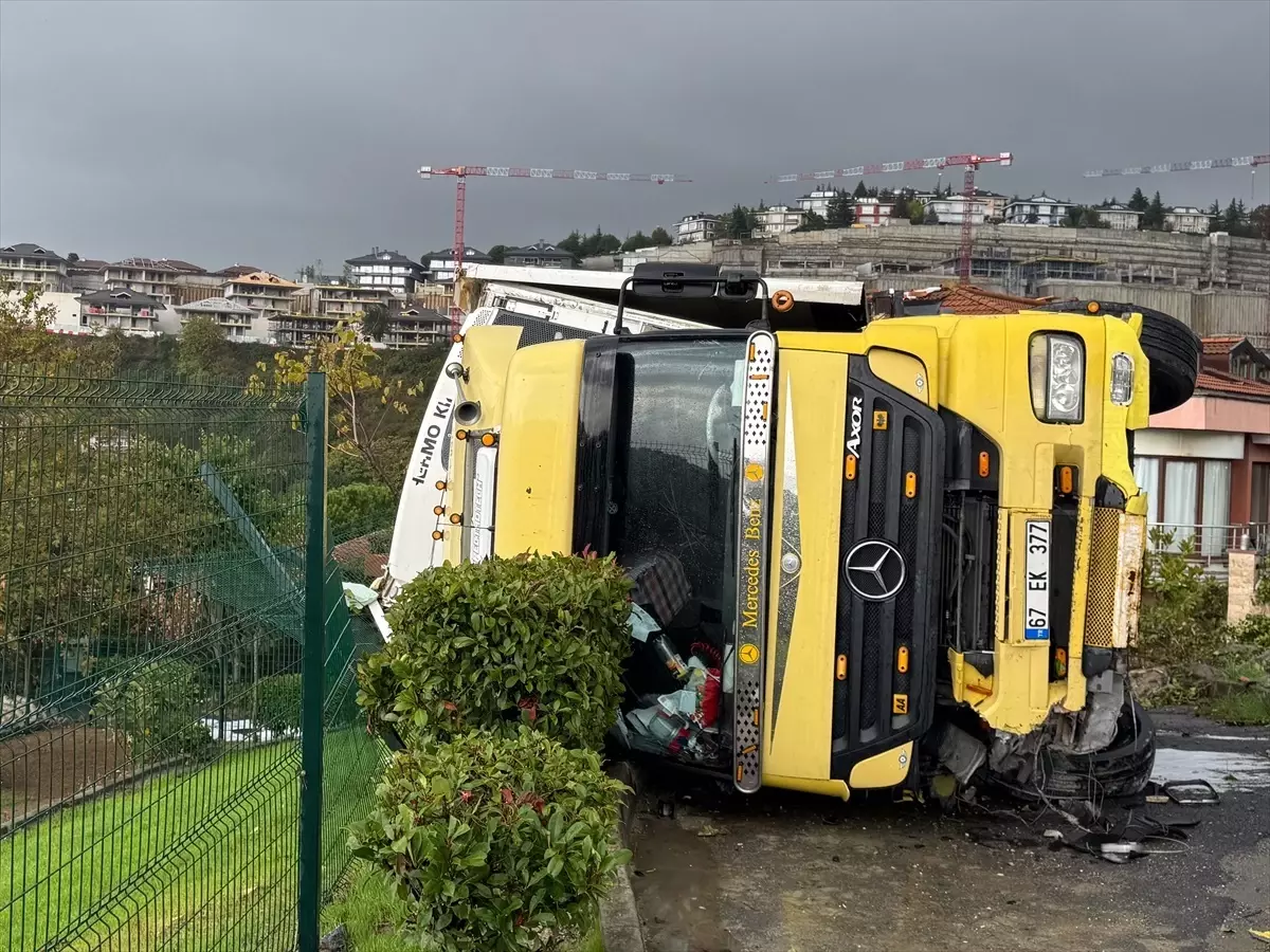 Sarıyer'de Tır Şarampole Devrildi, Sürücü Yaralandı