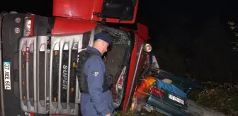 İnebolu'da Tır ve Otomobil Çarpıştı: 2 Yaralı