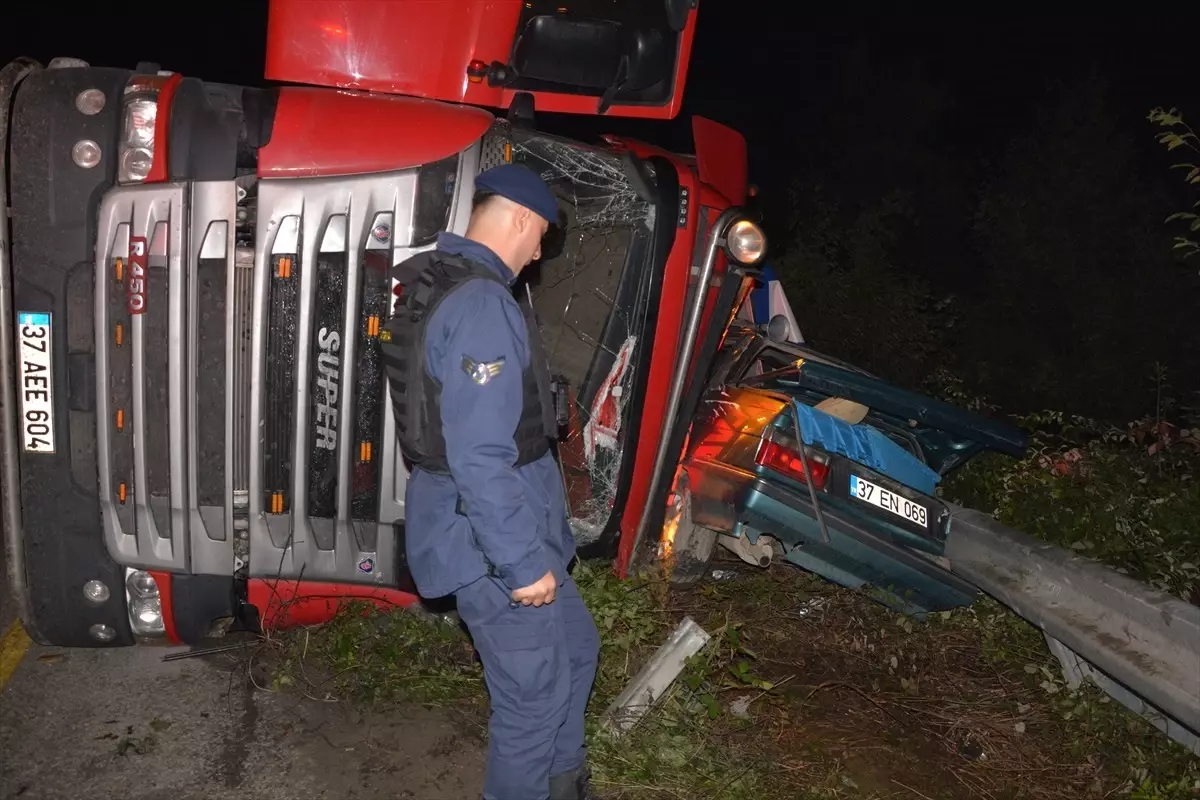 İnebolu'da Tır ve Otomobil Çarpıştı: 2 Yaralı